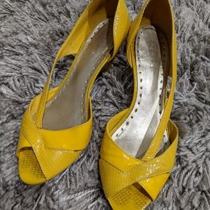 BCBGirls mustard yellow 💛 peep toe kitten heels